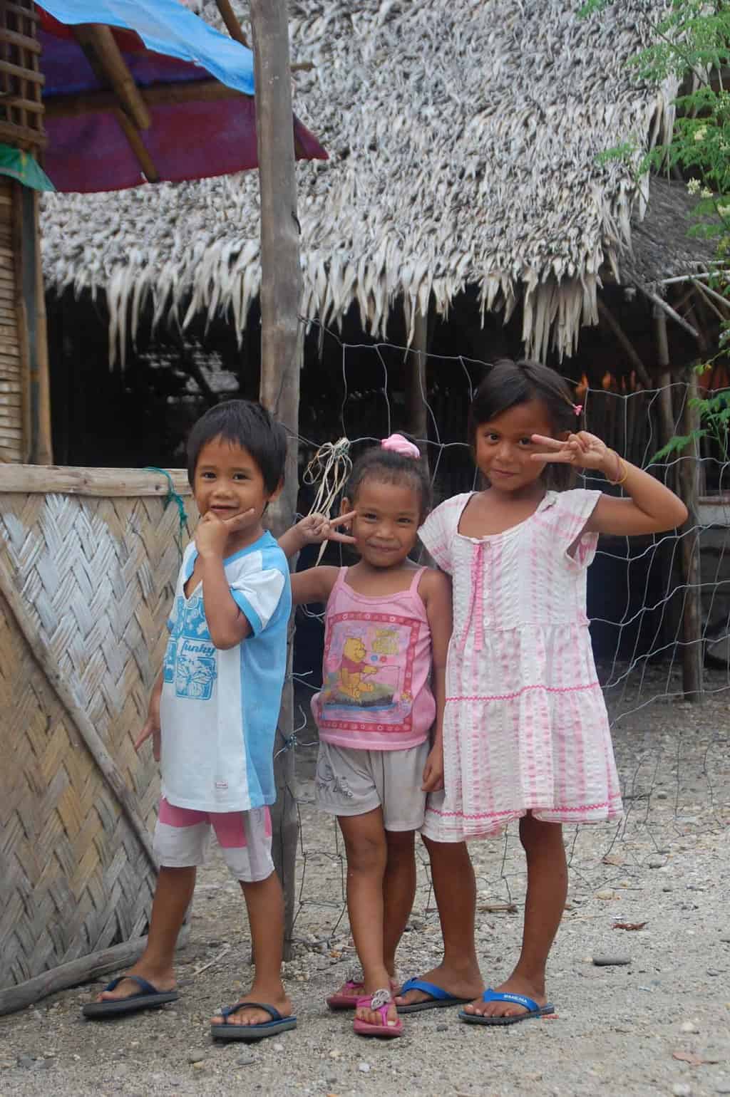 8. Vissersdorp Palawan Filipijnen met kinderen