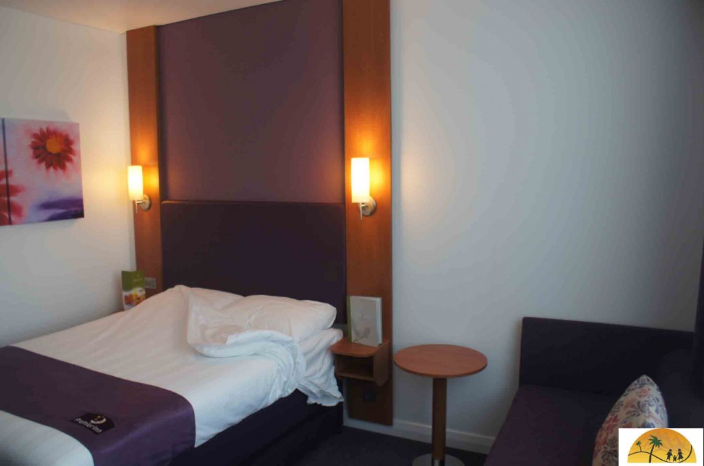 Een grote hotelkamer met voldoende ruimte voor babybed.
