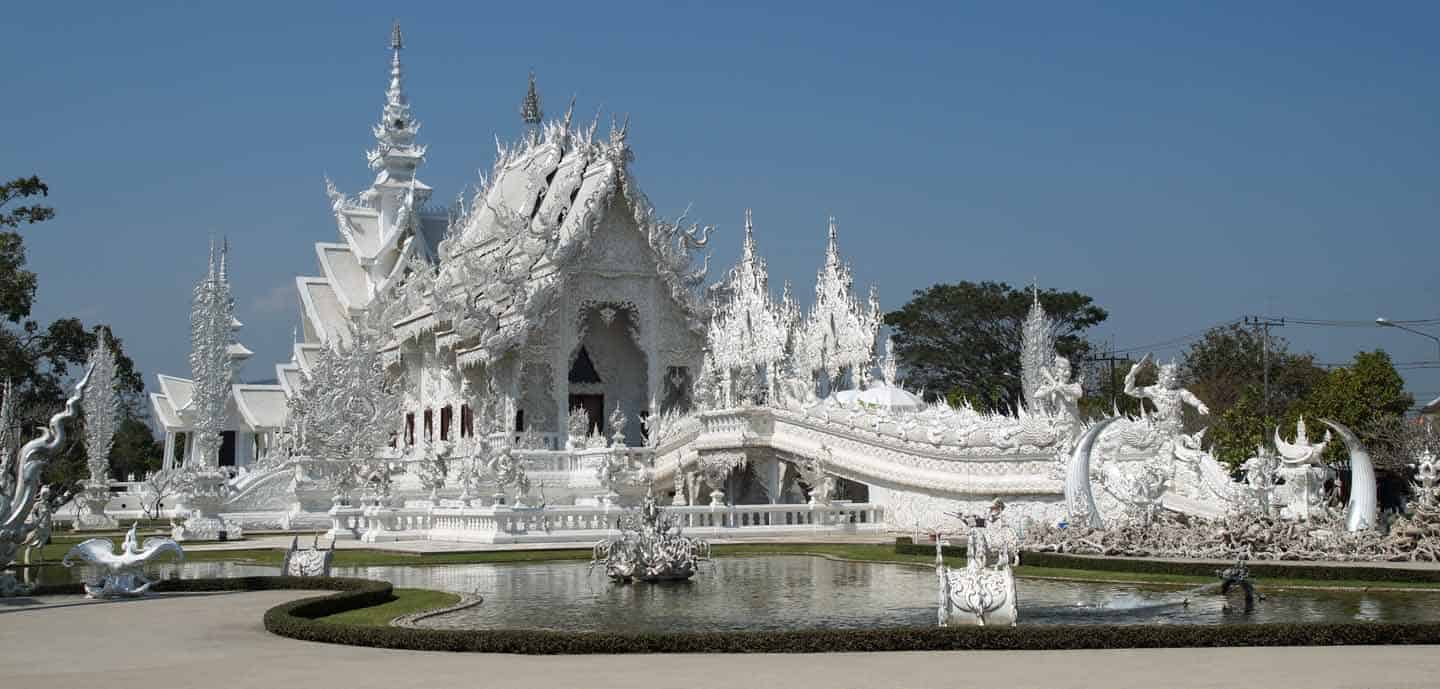 Het zwarte huis en de sprookjesachtige witte tempel Chiang Rai