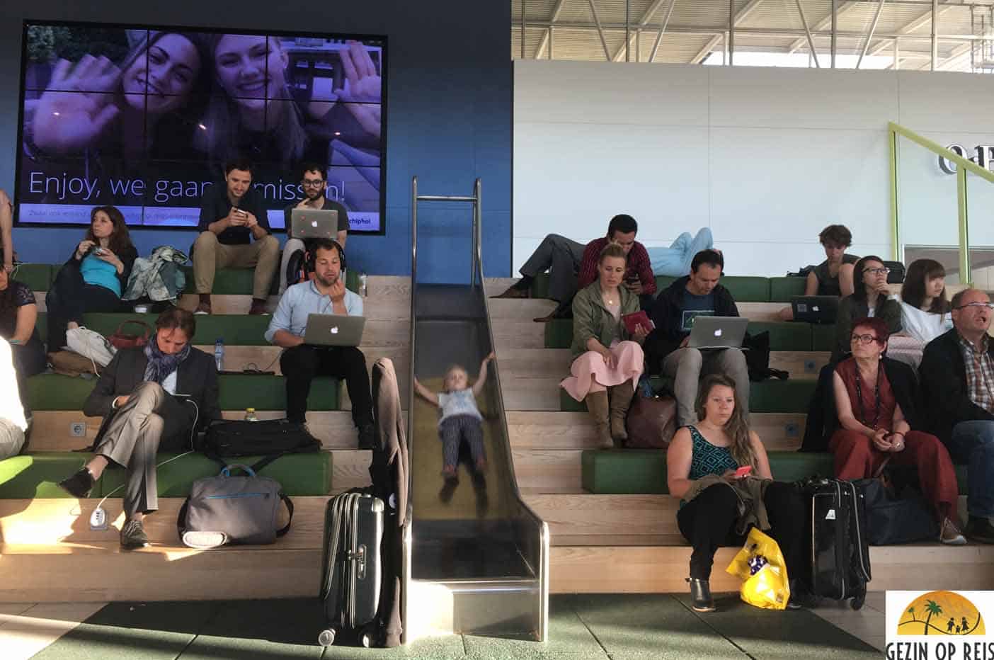 vliegen kinderen schiphol gate m.