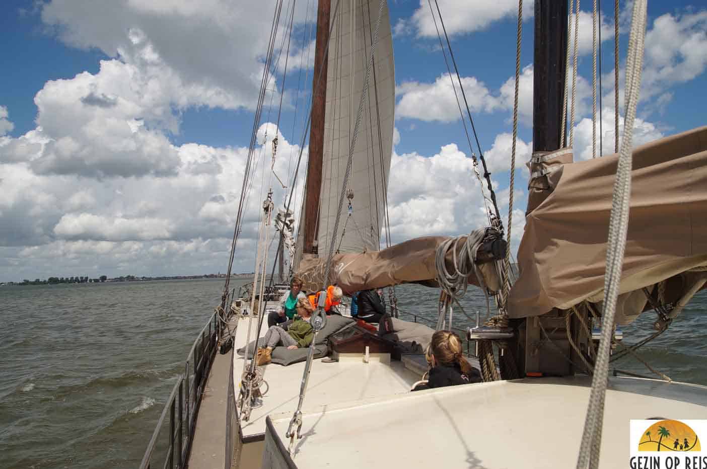 boot met kinderen varen marken volendam