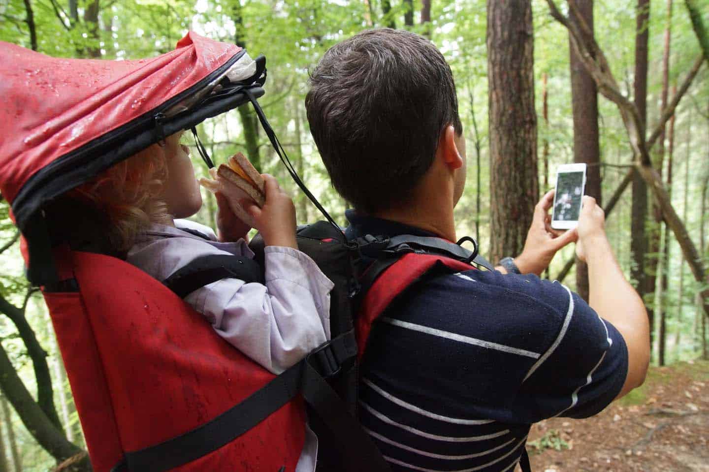 Modderig verrassing Plakken De beste kinderdrager, lees onze vergelijking van o.a. Deuter, Osprey,  Thule - Gezin op Reis