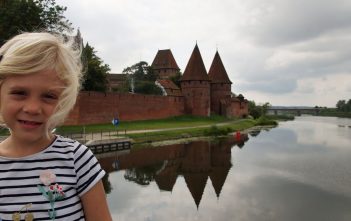 Dinopark en kasteel Malbork malbork kasteel met kinderen