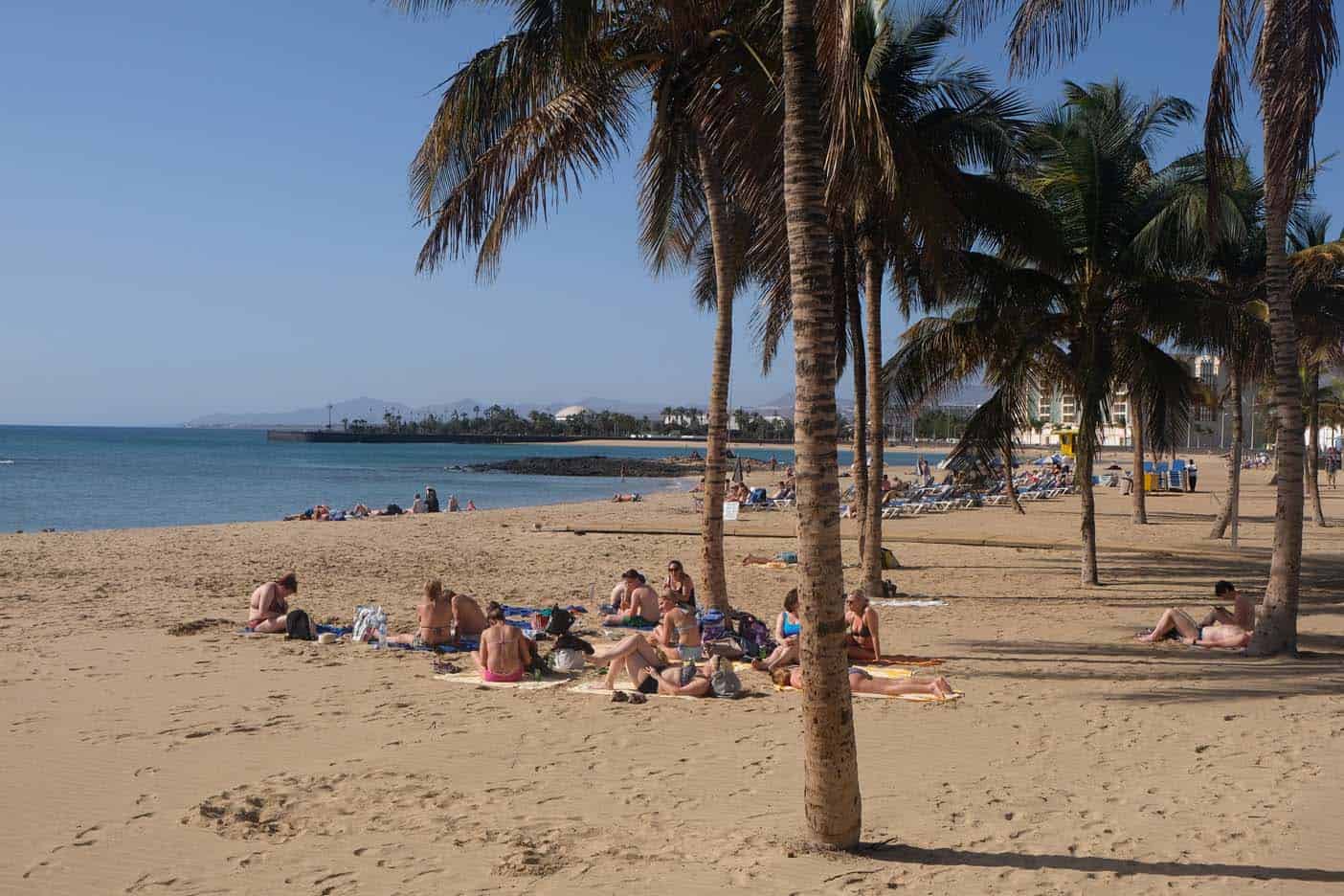 Ook Arrecife heeft een echt stadsstrand en je kunt hier prima een hapje eten. Auto rijden is het centrum van de stad is geen pretje, de wegen zijn smal en er is veel eenrichtingsverkeer. 