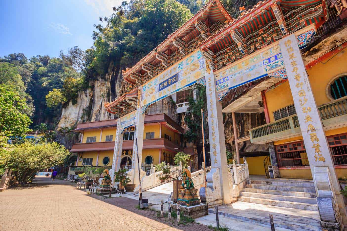 Sam Poh Tong Temple