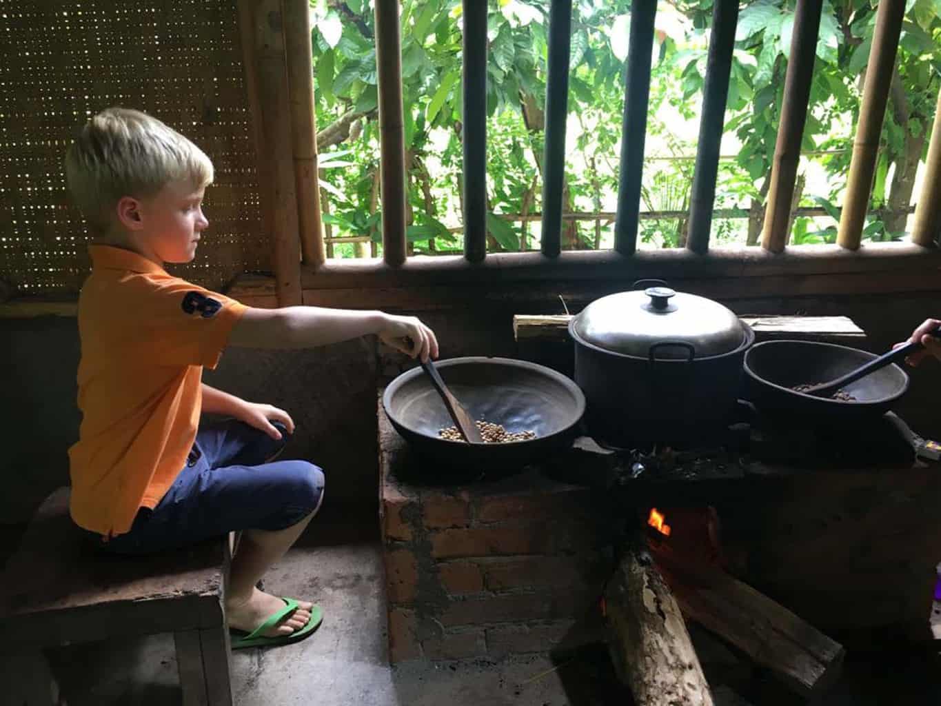 bali met kinderen eten