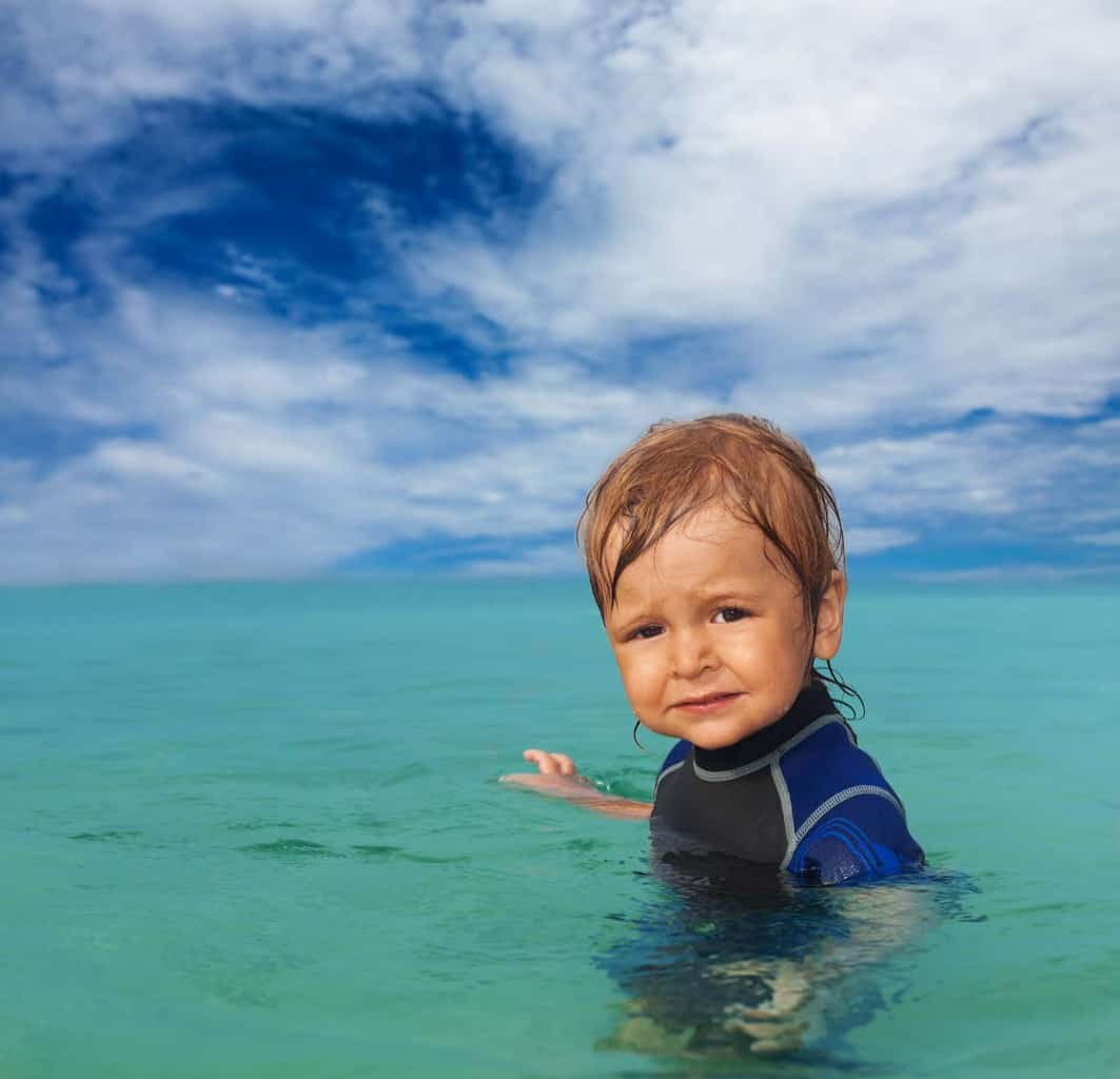 Nooit meer bibberen met een neopreen shirt of wetsuit voor je - Gezin op Reis