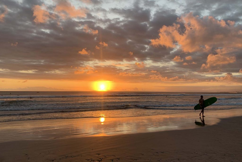 Bali met kinderen surfen