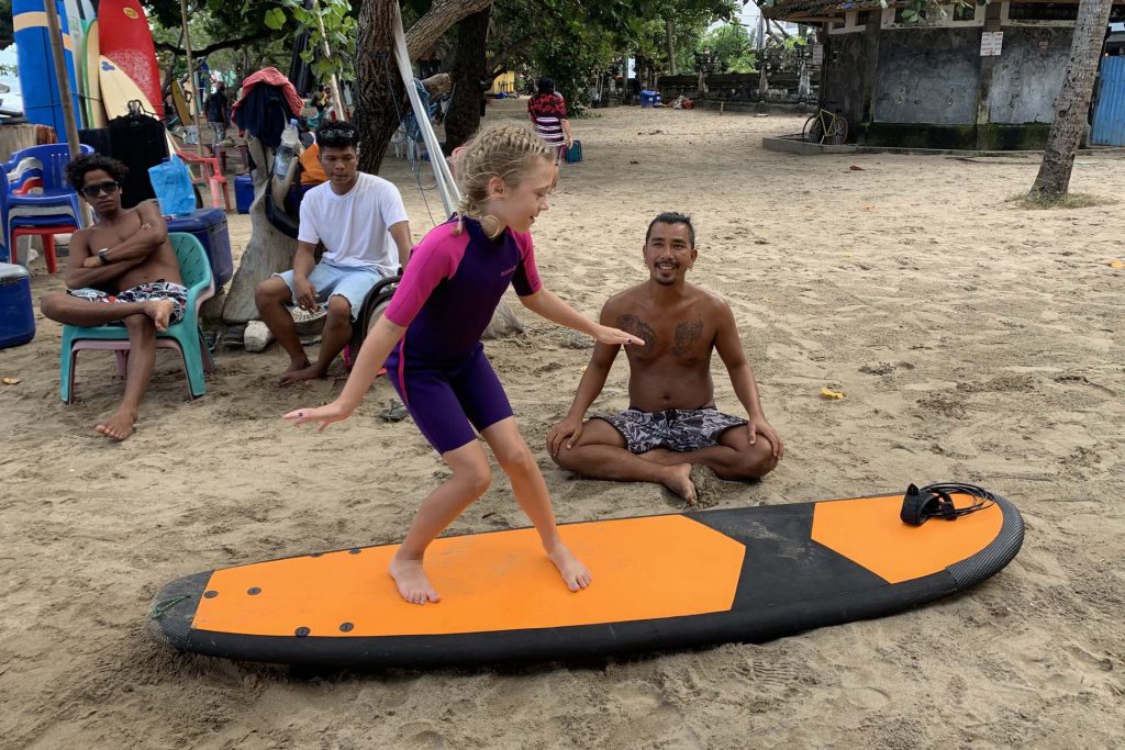 Bali met kinderen surfen