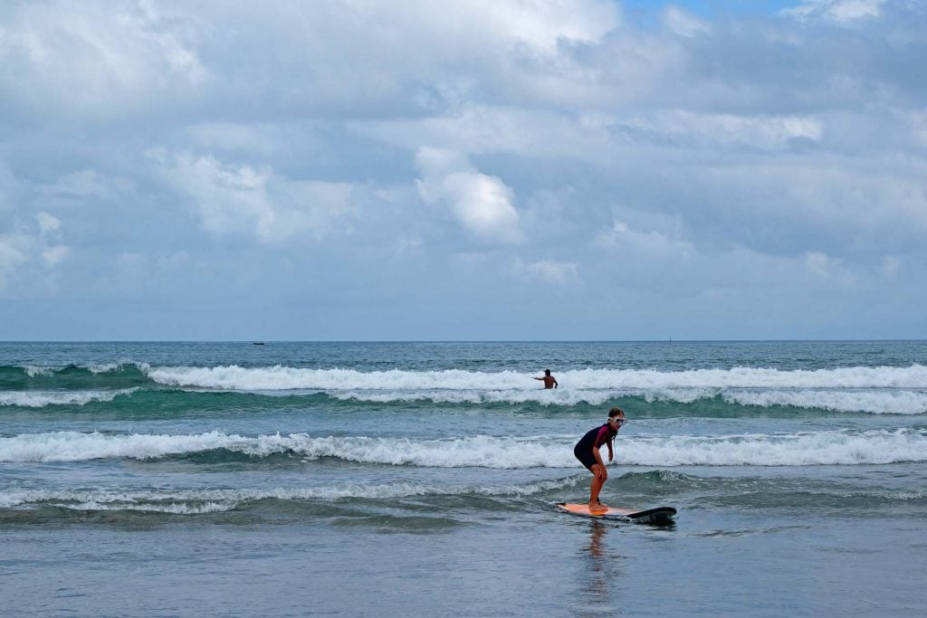 Bali met kinderen surfen