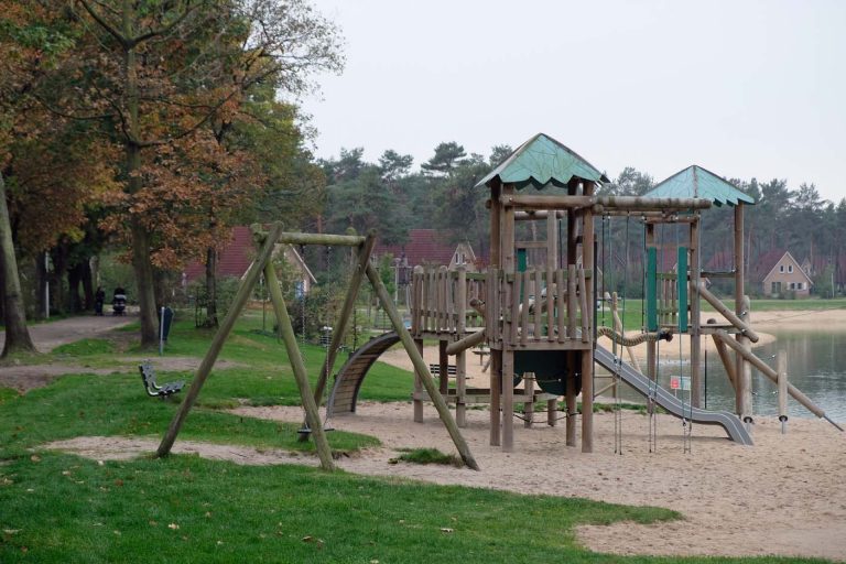 Landal Landgoed ’t Loo in het Gelderse 't LooOldebroek. Gezin op Reis