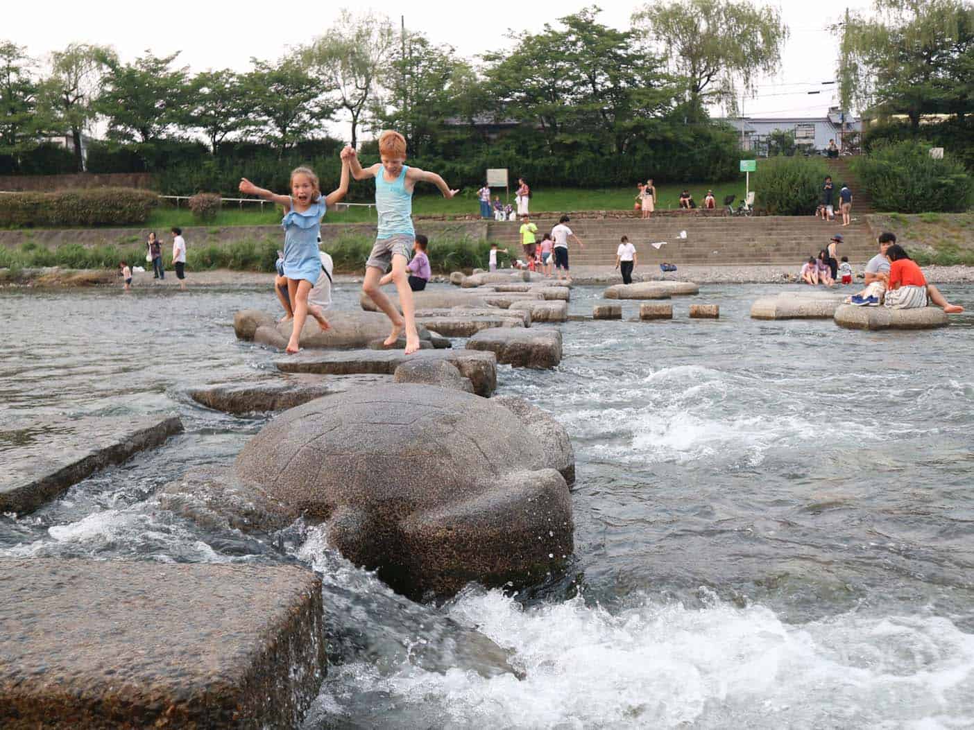 Spelen bij de Kamogawa rivier