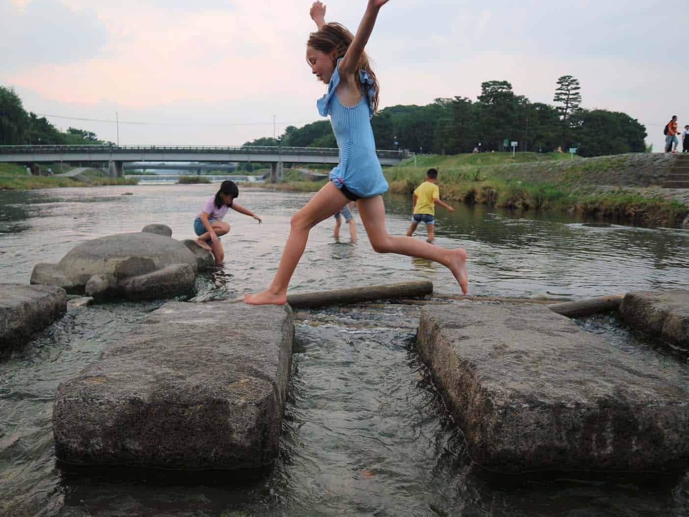 Spelen bij de Kamogawa rivier