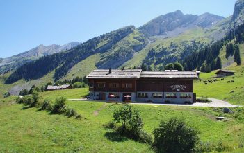 La Clusaz in de zomer, actief in de Franse Alpen