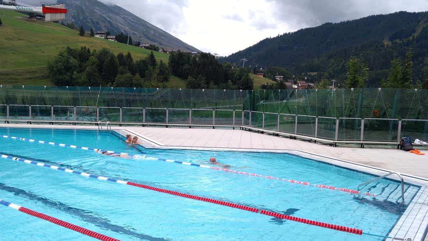 La clusaz zomer franse alpen zwembad