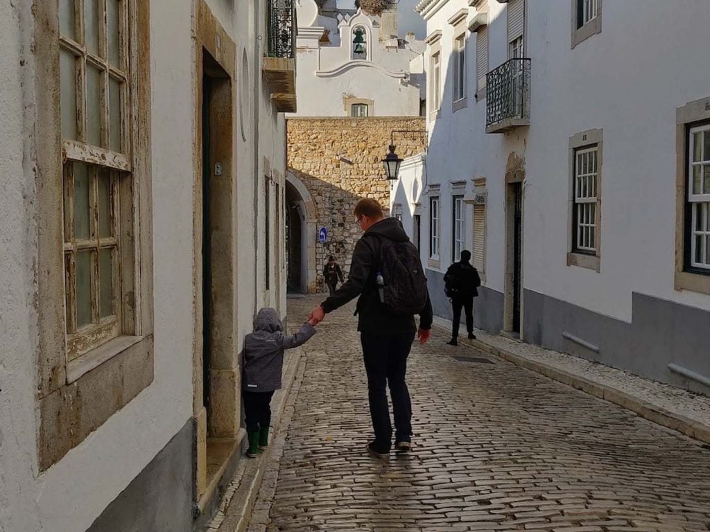 Faro met kinderen oude stad