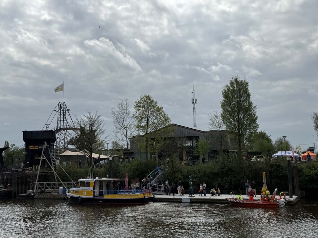 Gezin op Reis: Kinderen genieten van een dagje uit in Gouda met boten en waterspelletjes.