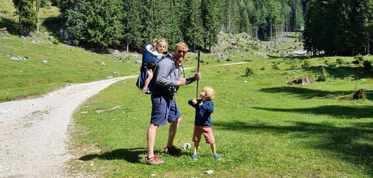 Modderig verrassing Plakken De beste kinderdrager, lees onze vergelijking van o.a. Deuter, Osprey,  Thule - Gezin op Reis