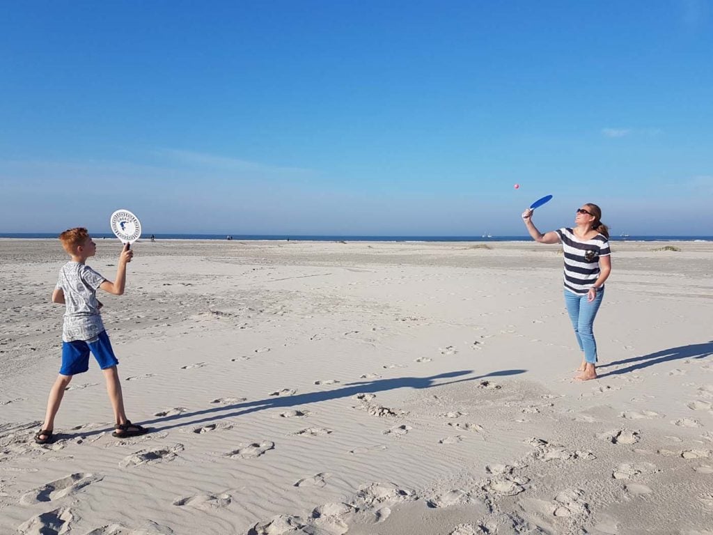 terschelling met kinderen strand spelen