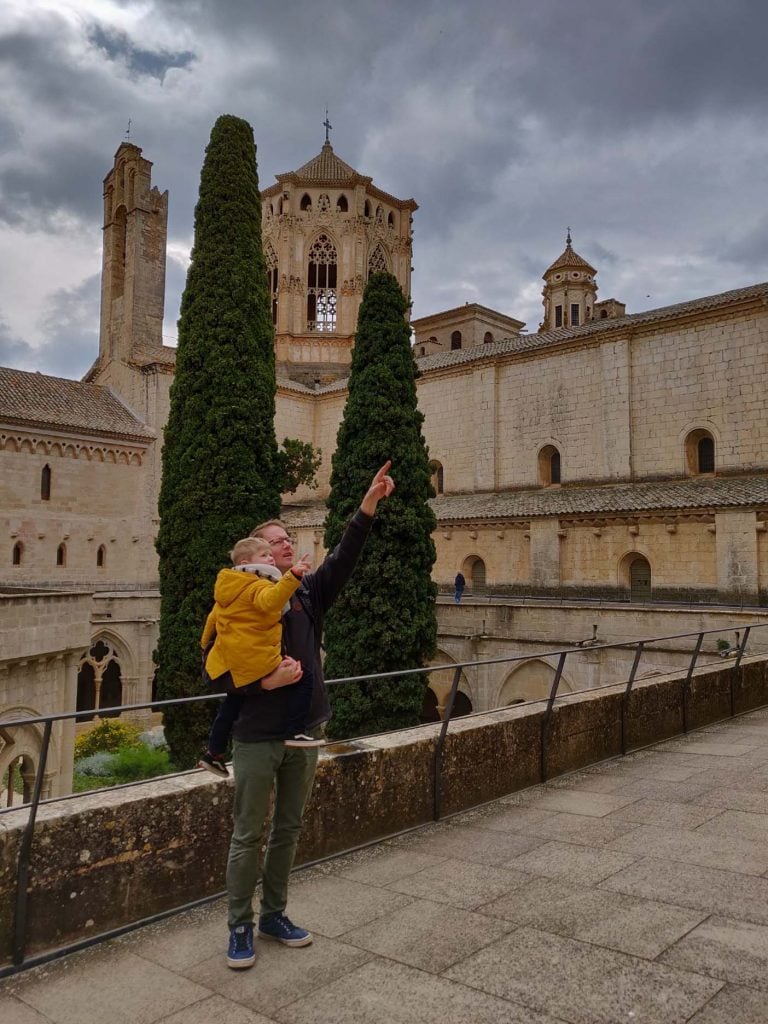 catalonie met kinderen poblet klosster