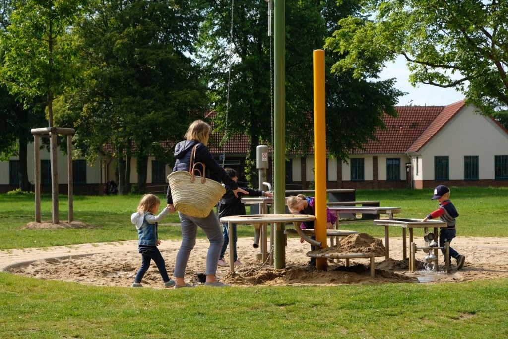 Dusseldorg met kindere speeltuin