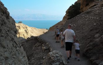 Wandelen in Ein Gedi en drijven in de Dode Zee met kinderen