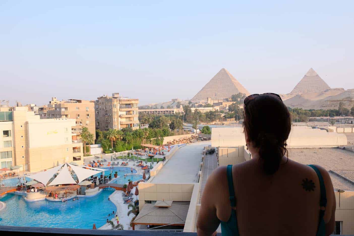 Zwemmen met uitzicht op de piramides bij Le Méridien Pyramids Hotel ...