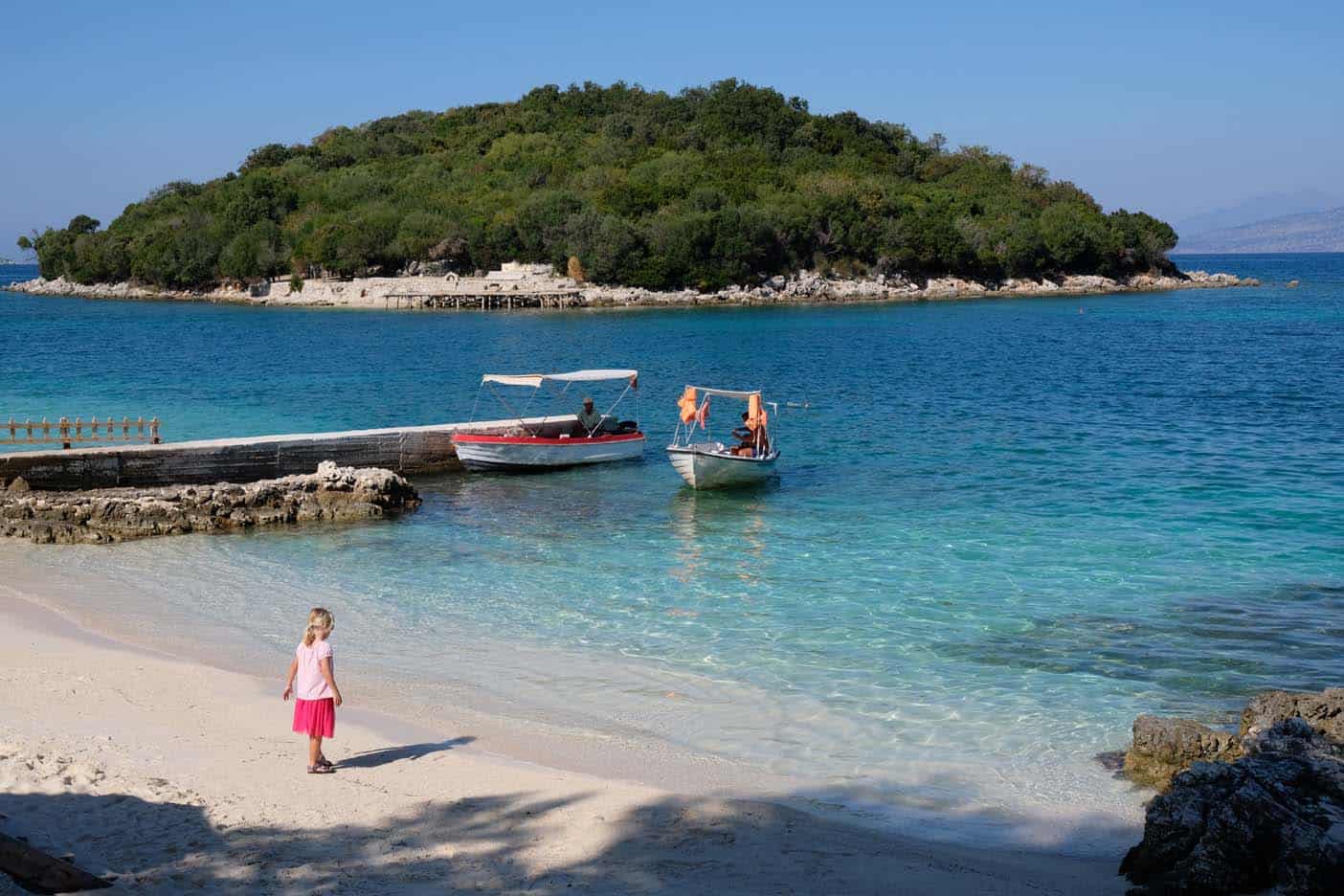 Albanie met kinderen kust