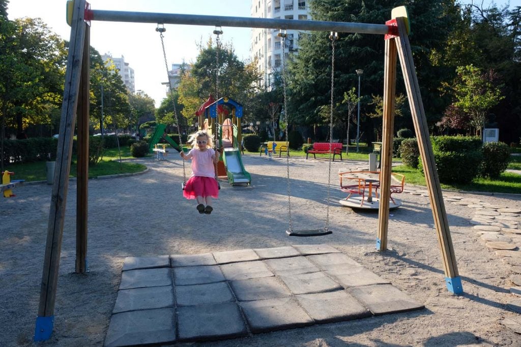 Tirana met kinderen speeltuin