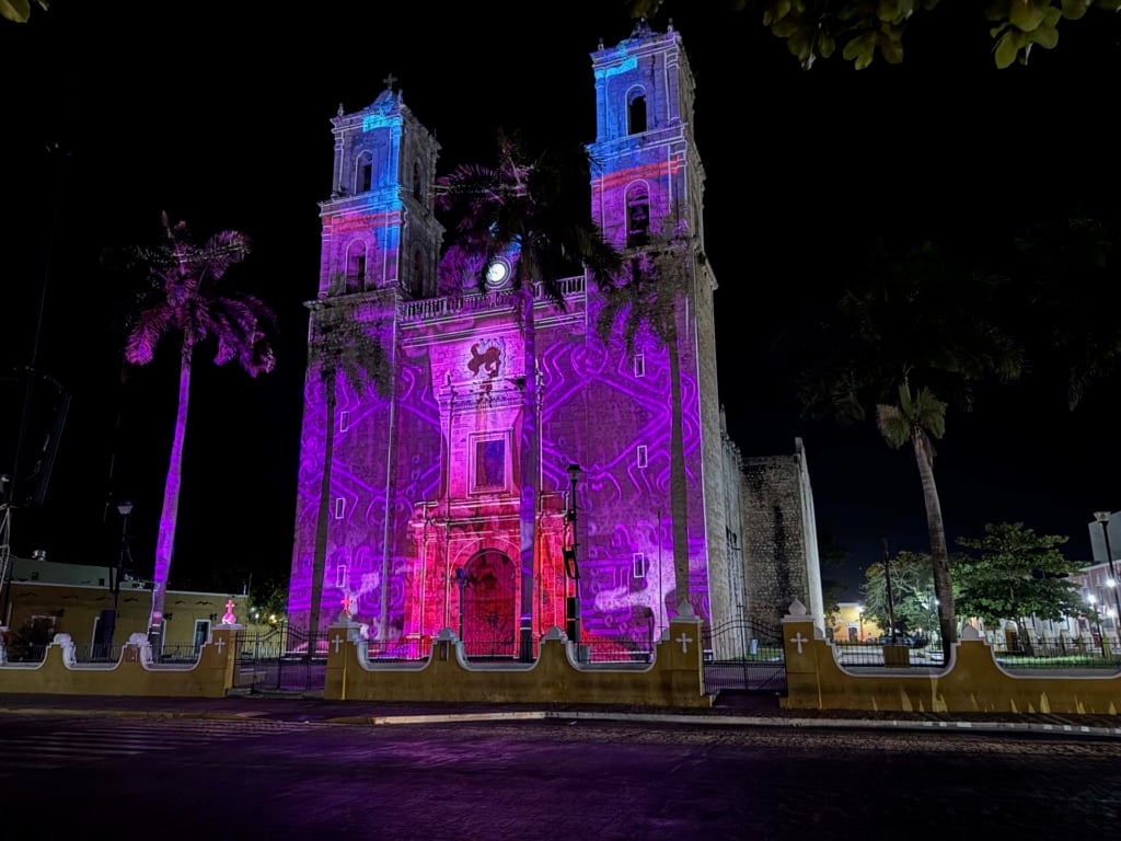 Kleurrijk verlichte kerk tijdens feest of evenement in de stad.