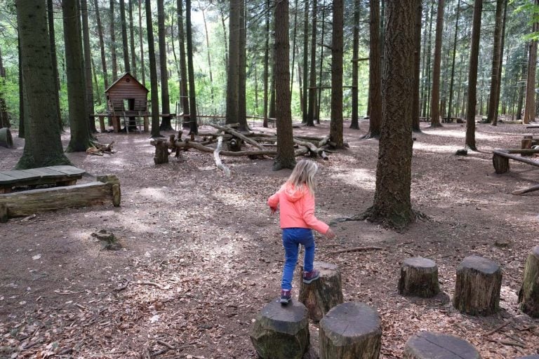 Speelbos Lemelerberg "Hol van de Leeuw" - Gezin op Reis
