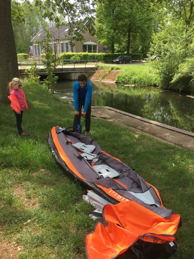 ondernemer maak het plat Wakker worden Opblaasbare kajak kopen? Onze ervaring met de Decathlon kajak voor 2-3  personen - Gezin op Reis