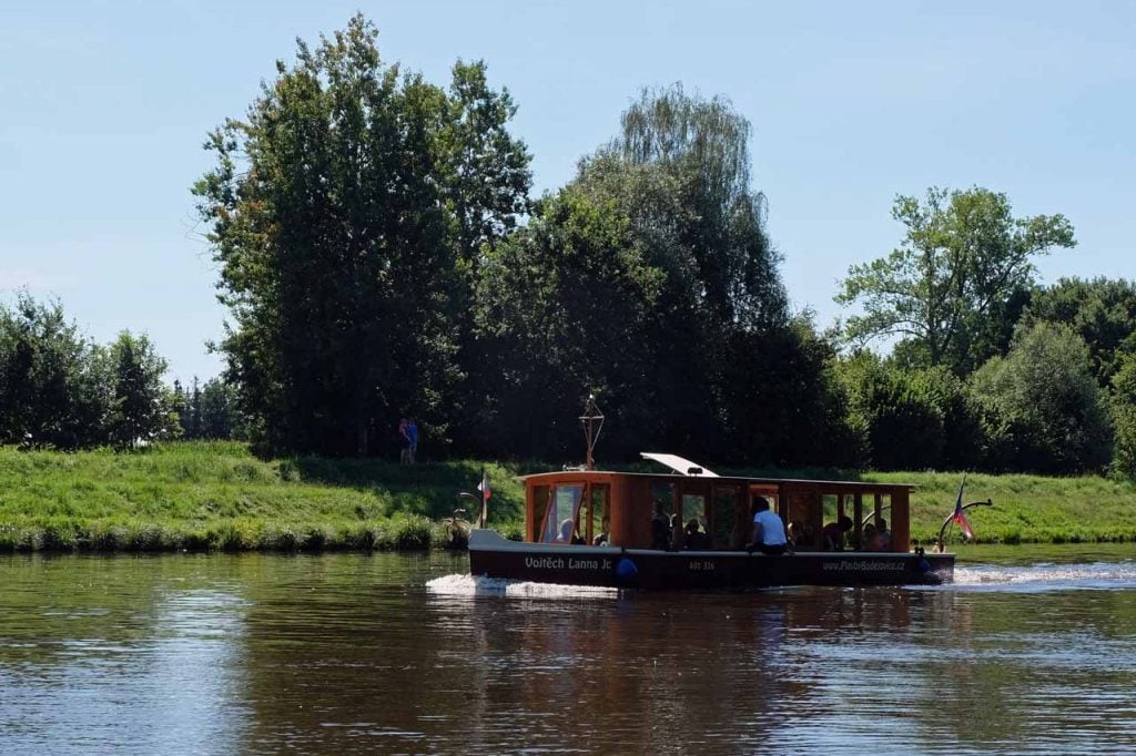 Met de fiets of met de boot van Hluboká nad Vltavou naar České Budějovice