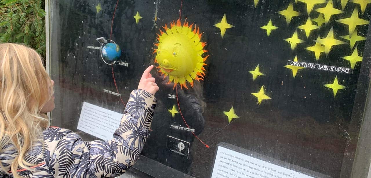 Leren over de planeten op het Melkwegpad in Hooghalen, Drenthe