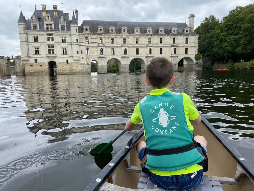 Kanoën onder Château de Chenonceau