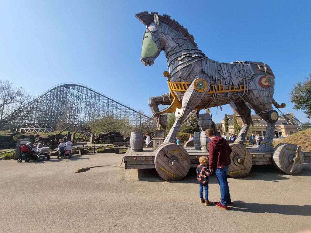Attractiepark Toverland, een wereld vol avontuur - Gezin op Reis