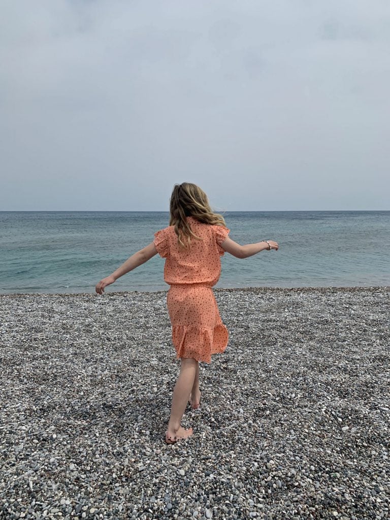 Het strand van Rhodos stad