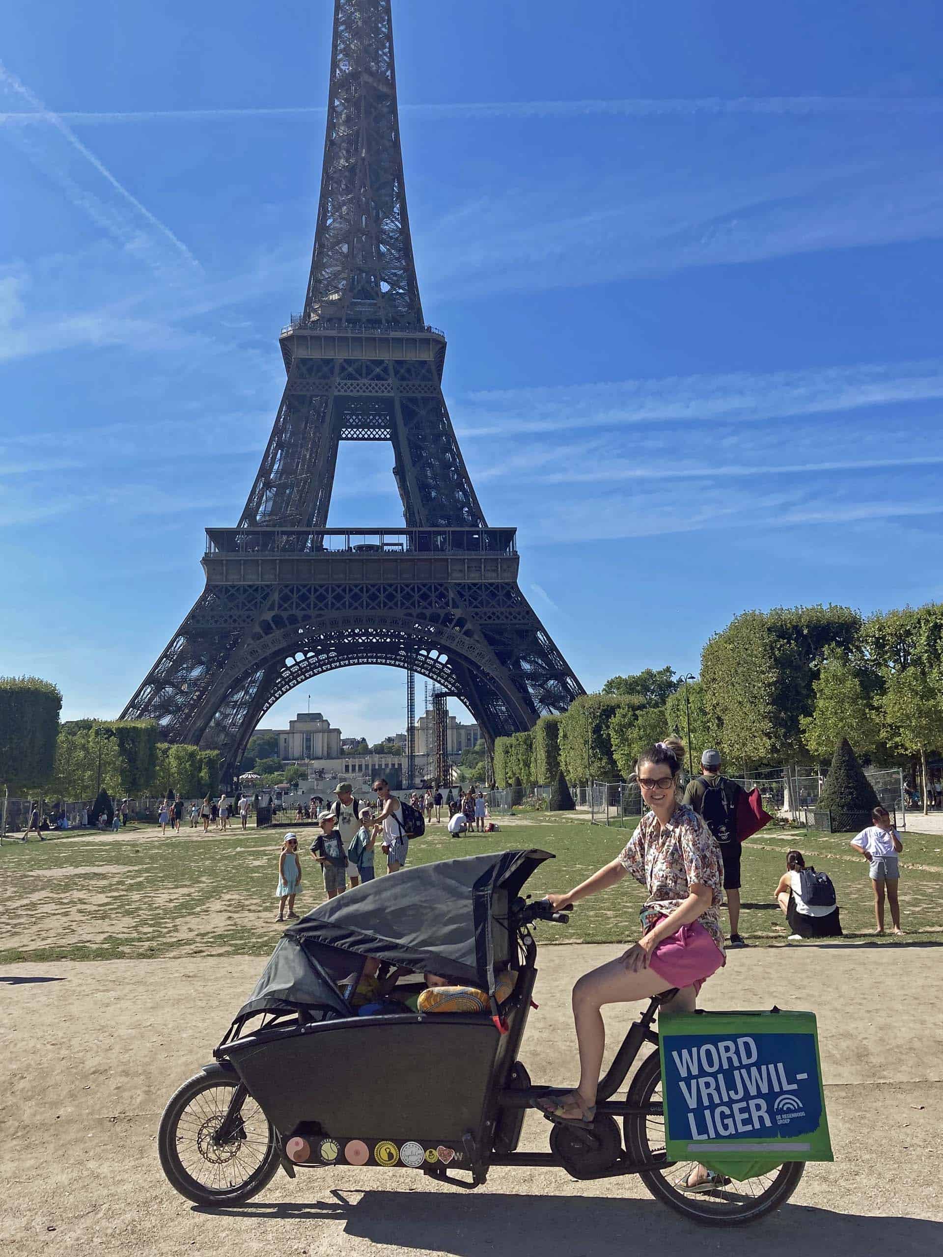 Bakfiets onder eiffeltoren