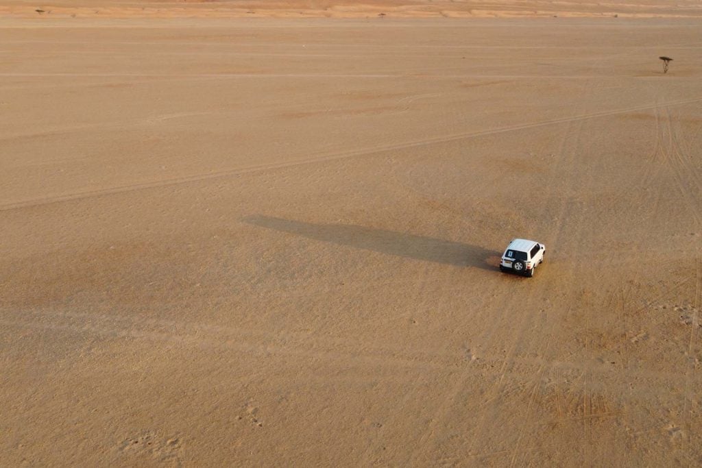 auto rijden woestijn oman