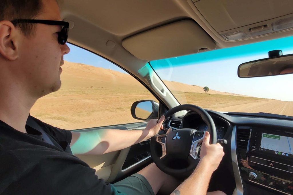 auto rijden woestijn oman