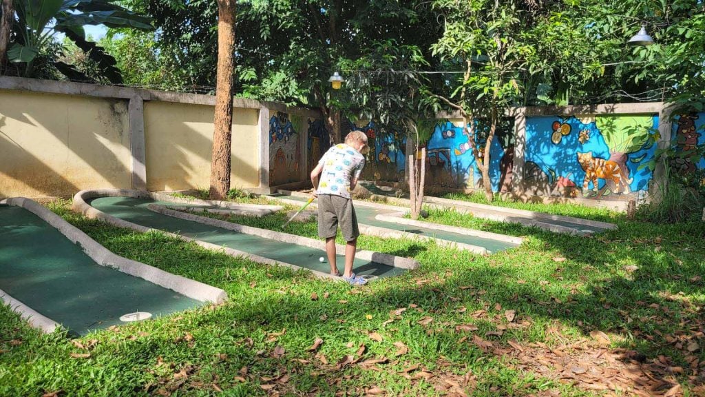 Midgetgolfen en bowlen in Luang Prabang