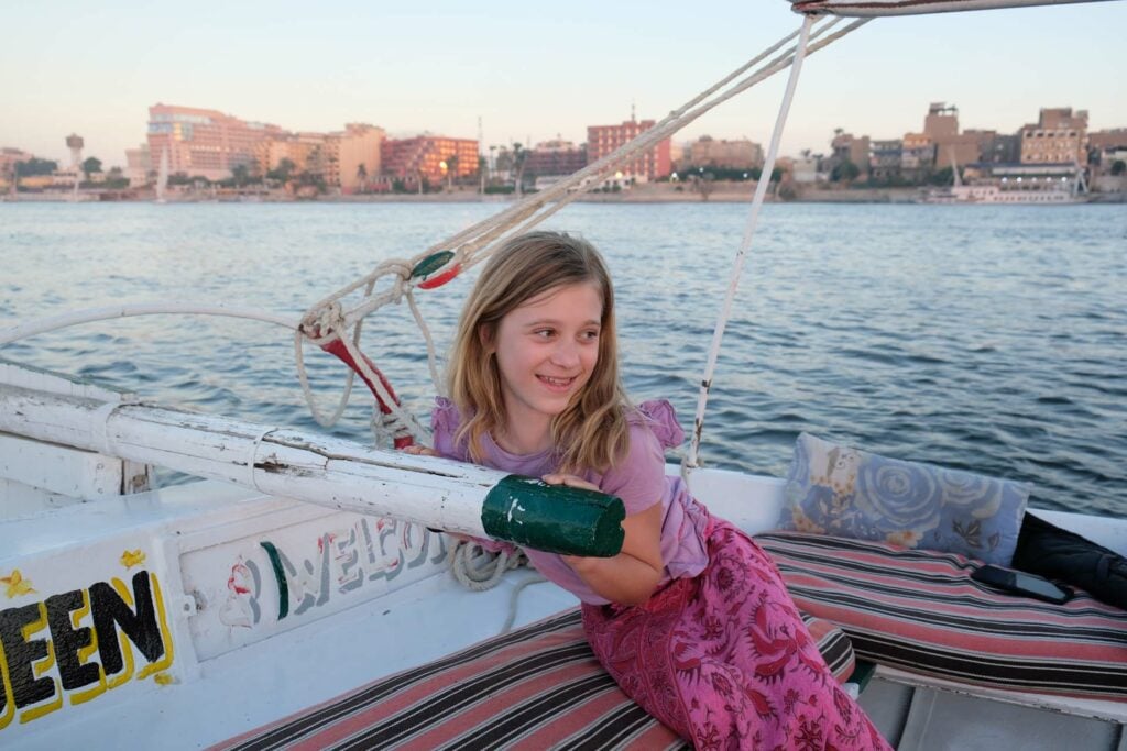 felucca tocht in Luxor met kind