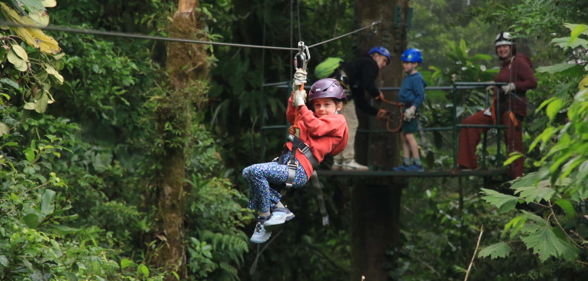 Ziplinen, bij Selvatura Park in Monteverde