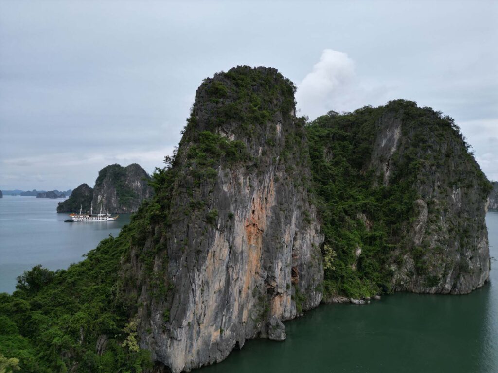 Bai Tu Long Bay renea cruise