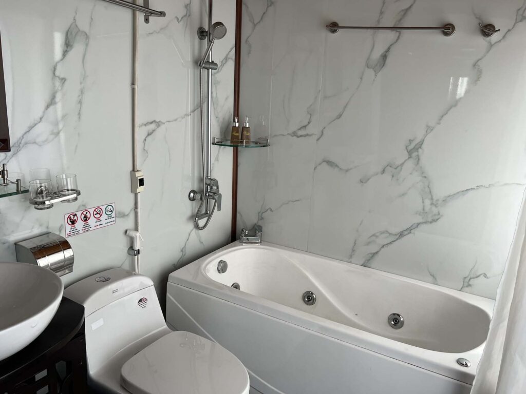 Bai Tu Long Bay renea cruise