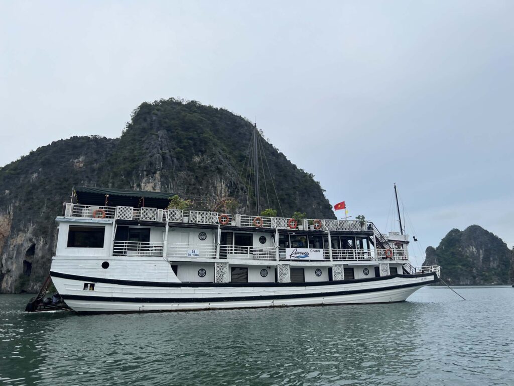 Bai Tu Long Bay renea cruise