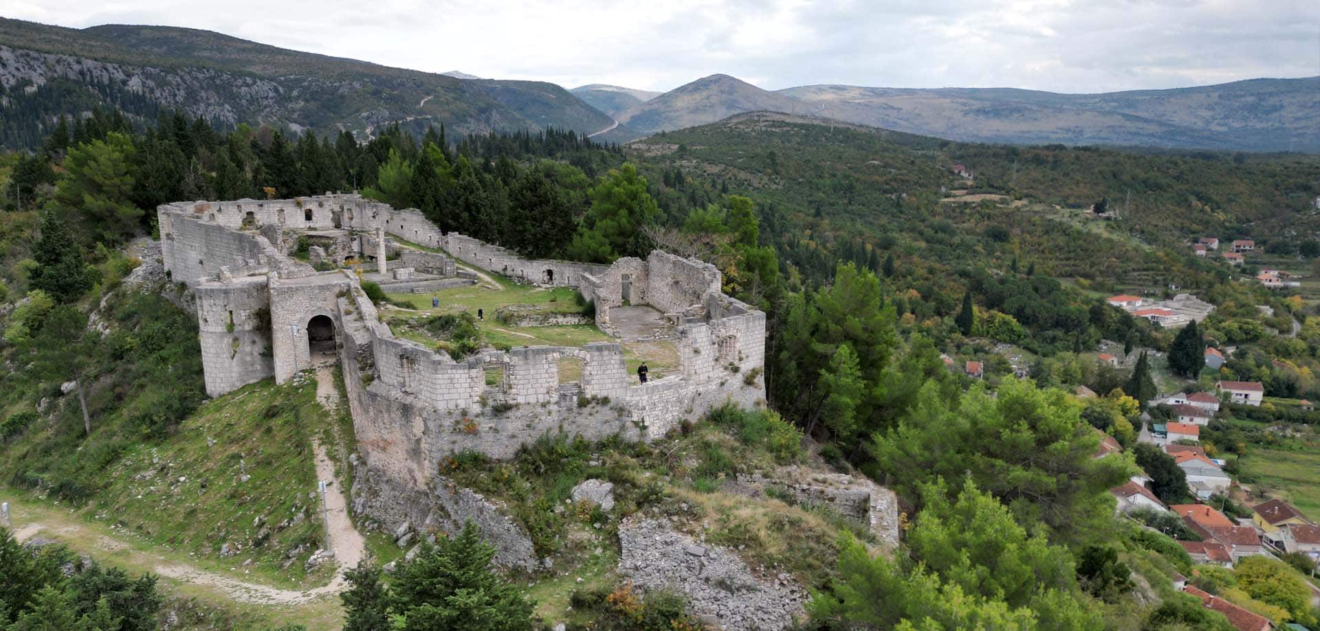 Stolac, stadje met werelderfgoed grafstenen aan de rivier Bregava