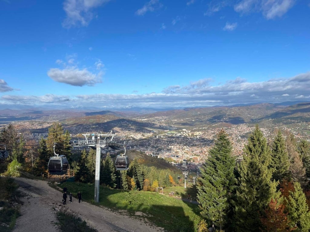 Kabelbaan en oude bobbaan Sarajevo