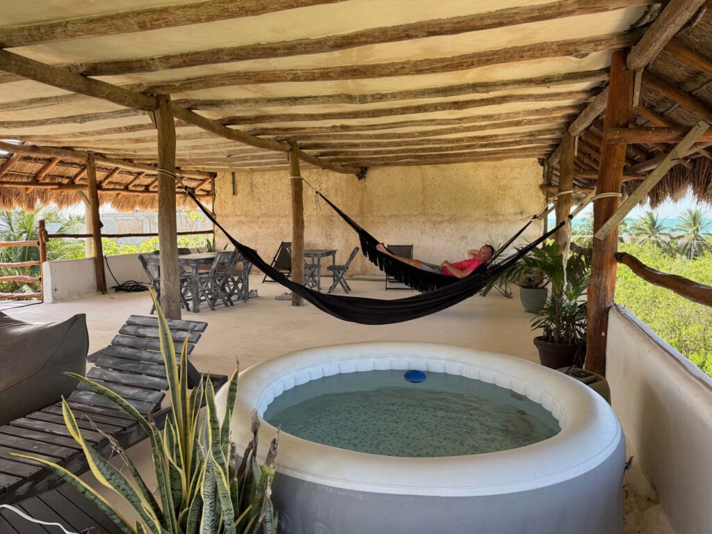 Gezinnen genieten van een relaxte dag op het terras met hottub en hangmat op Isla Holbox.
