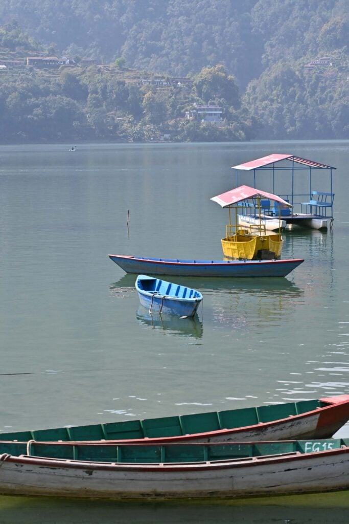 Bootje varen op het Phewa-meer
